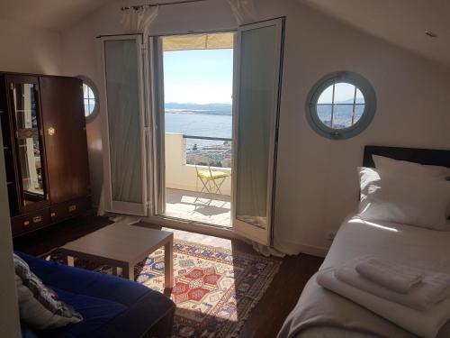 une chambre avec un lit et une vue sur l'océan dans l'établissement Roc Maria Lucia, à Nice