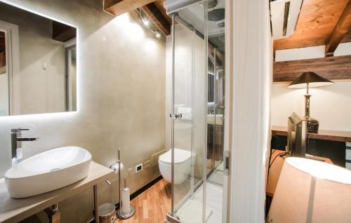 La salle de bains est pourvue d'un lavabo et d'une douche en verre. dans l'établissement Appartamento Sweet Verona, à Vérone