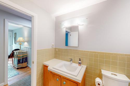 een badkamer met een wastafel en een toilet bij Sea Gem Hideaway in South Dennis