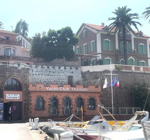 un groupe de bateaux est amarré devant un bâtiment dans l'établissement The Beach House, Theoule sur mer, Cote dAzur, France, à Théoule-sur-Mer