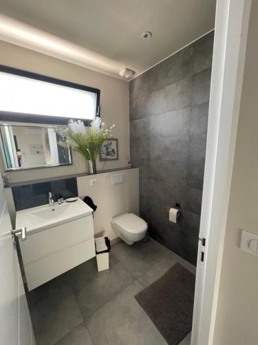 une salle de bain avec des toilettes blanches et un lavabo dans l'établissement VILLA M&M, à La Seyne-sur-Mer
