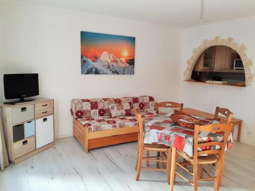 un salon avec un canapé et une table dans l'établissement Studio cosy 4 pers, balcon sud, pied des pistes, navette gratuite, animaux acceptés - FR-1-516-158, à Les Deux Alpes
