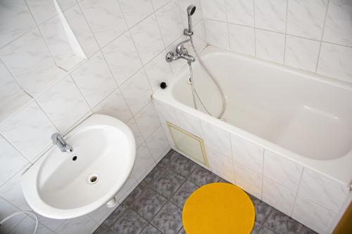 bagno con vasca bianca e servizi igienici di Penzión Alberto a Prievidza