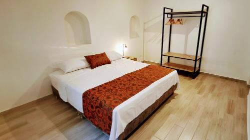 sypialnia z dużym łóżkiem w pokoju w obiekcie Hotel Casa Sab - San Fernando w mieście Cali