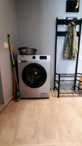 eine Waschmaschine in einer Ecke eines Zimmers in der Unterkunft Holiday apartment Kobuleti in Kobuleti
