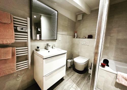 Ванна кімната в AUBERGE CLOSDESPINS