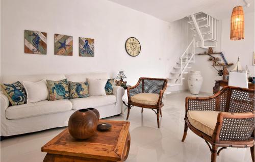 ein Wohnzimmer mit Sofa, Stühlen und einem Tisch in der Unterkunft Amazing Home In Trappeto With Wifi in Trappeto