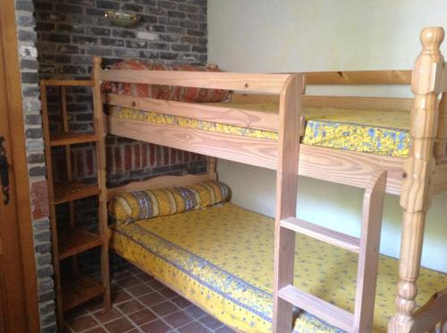 quelques lits superposés dans une chambre dans l'établissement Les cigales gîte cigalou, à Grospierres