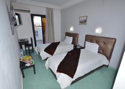 Una cama o camas en una habitación de Hotel Nouzha