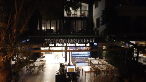 un restaurante con mesas y sillas por la noche en trakheia butik otel en Marmaris