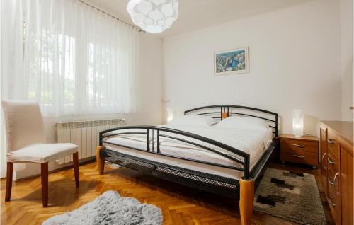ein Schlafzimmer mit einem Bett, einem Stuhl und einem Kronleuchter in der Unterkunft Gorgeous Home In Imotski With Jacuzzi in Imotski