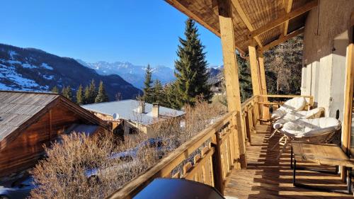 ヴァールにあるChalet le Chantelevent for 24 Guests - Slope Views, Pool & Jacuzziの山の景色を望むキャビンの玄関