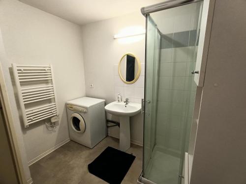 モンペリエにあるT2 avec patio proche stade de rugbyのバスルーム(トイレ、洗面台、シャワー付)