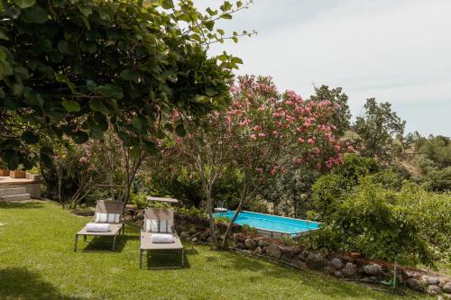 The swimming pool at or close to Casa Rural en Candeleda con piscina y un maravilloso jardín