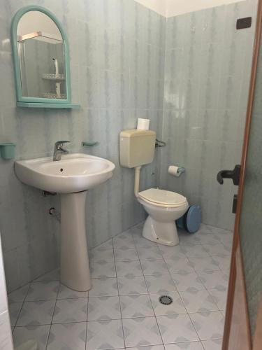 a bathroom with a sink and a toilet at Fori Vodo in Divjakë