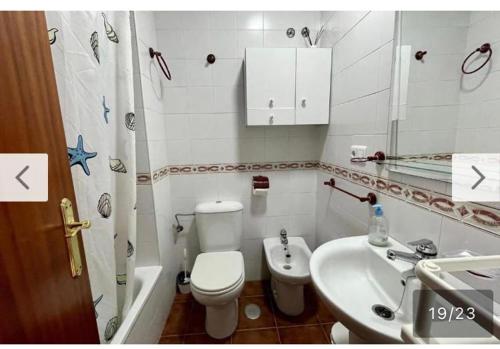 een badkamer met een toilet en een wastafel bij Sahara Playa Barrosa in Chiclana de la Frontera