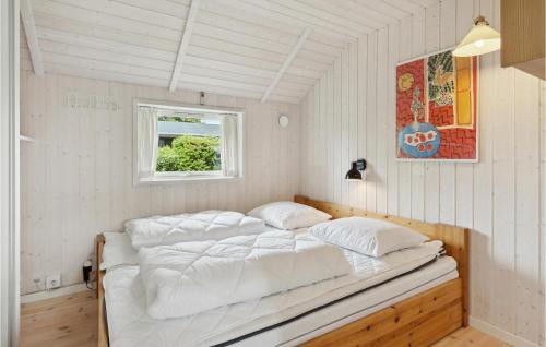 Postel nebo postele na pokoji v ubytování Stunning Home In Sjlund With Kitchen