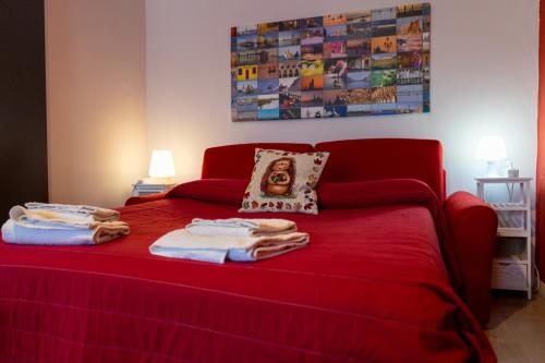 メストレにあるホリデイ ウィズ チルドレン イン ヴェニスの赤いベッド(タオル付)が備わる客室です。