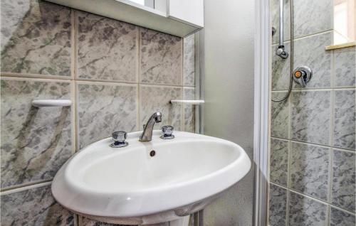 y baño con lavabo blanco y ducha. en Beautiful Home In Bova Marina With 1 Bedrooms, en Bova Marina