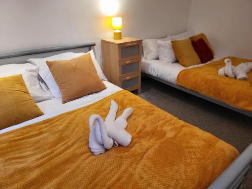 En eller flere senger på et rom på Luxury 2 Bed Apt On River, WiFi, Parking, Garden