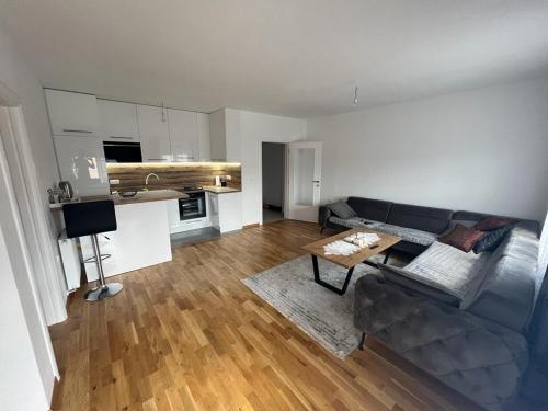 - un salon avec un canapé et une table dans l'établissement Apartman Sučić, à Livno