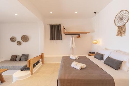 a bedroom with two beds in a room at Sunset Hill Suites in Mýkonos City