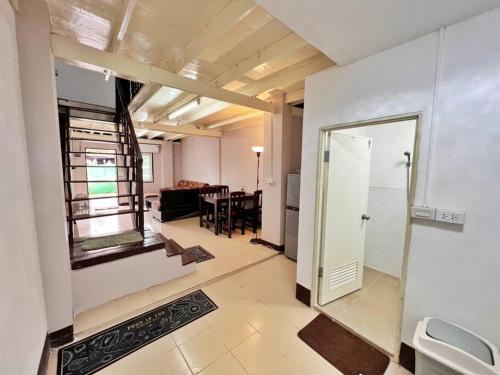 um quarto em plano aberto com uma cozinha e uma sala de jantar em บ้านเช่า Wilai Townhome Udon em Udon Thani