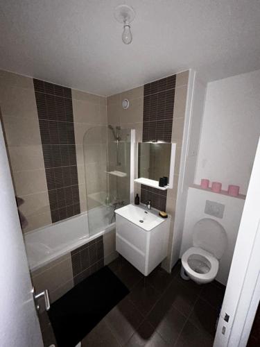 une salle de bain avec un lavabo, des toilettes et une baignoire dans l'établissement Bel appart de 45m2 à courbevoie, à Courbevoie