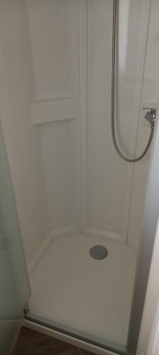 La salle de bains est pourvue d'une douche. dans l'établissement MH 502 Bois Dormant annexe, à Saint-Jean-de-Monts