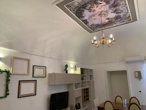uma sala de estar com um tecto com uma pintura em Geometric Hermes Bianca em Palo del Colle
