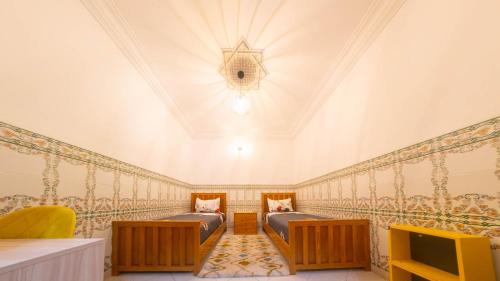 una camera con due letti e un soffitto di Abdessamad Appartement 2 a Essaouira