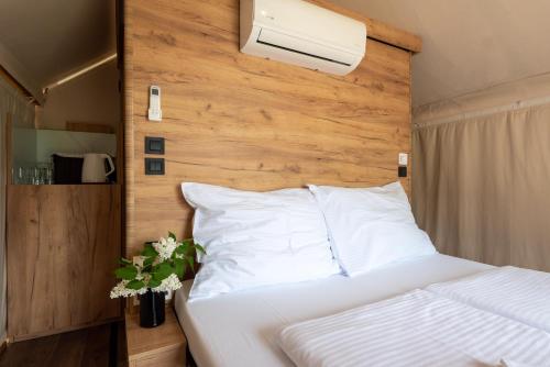 Postel nebo postele na pokoji v ubytování ForRest Glamping
