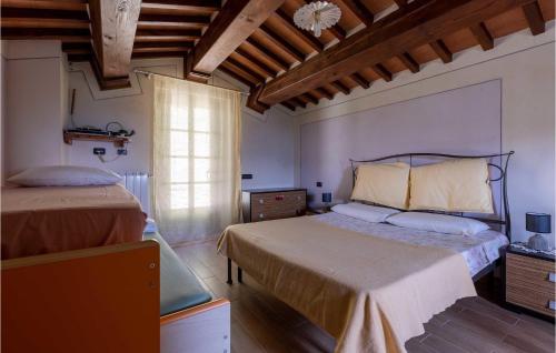 - une chambre avec 2 lits et une fenêtre dans l'établissement Cozy Home In Barga With Wifi, à Barga
