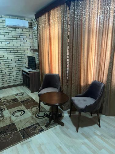 a waiting room with two chairs and a table at Motel Rudnicki Konak in Topola
