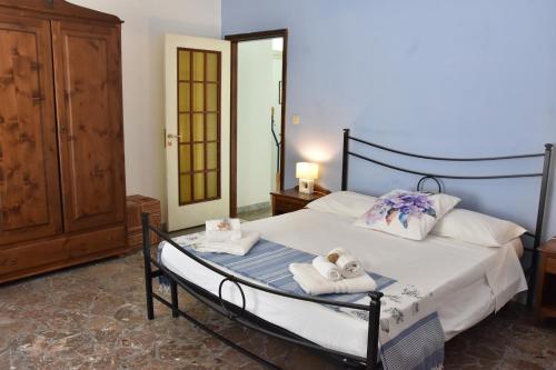 sypialnia z łóżkiem z ręcznikami w obiekcie Plaza w mieście Giardini Naxos