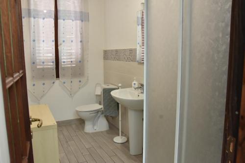 mała łazienka z umywalką i toaletą w obiekcie Plaza w mieście Giardini Naxos