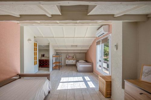 Habitación con dormitorio con cama y ventana en La Champanel Maison vue Mer JO24 en Marsella