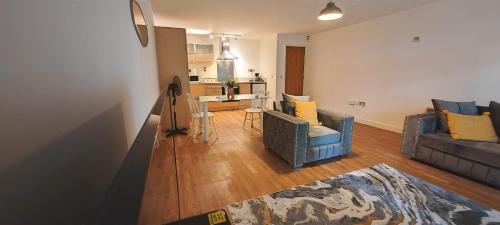 a living room with a couch and a kitchen at CityFlat Birmingham City B17 8 in Birmingham