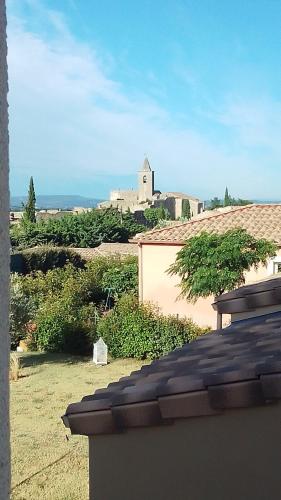 Tulette的住宿－Chambre privée，从房子的屋顶上可欣赏到教堂的景色