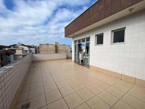 a large patio on the side of a building at Linda Cobertura na Passagem in Cabo Frio