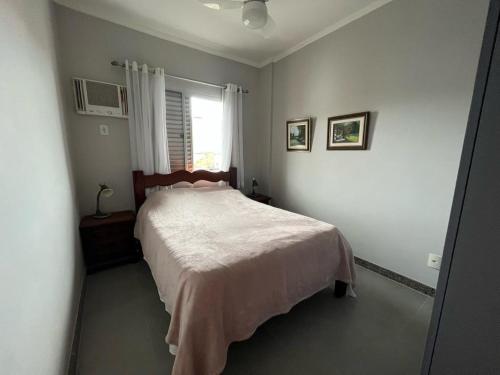 a bedroom with a bed and a window in it at Linda Cobertura na Passagem in Cabo Frio