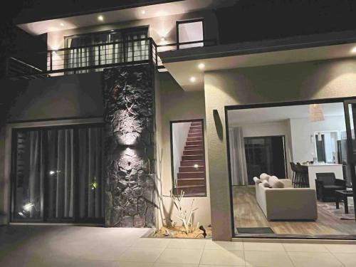 Casa con sala de estar con chimenea en Case al mare, en Calodyne