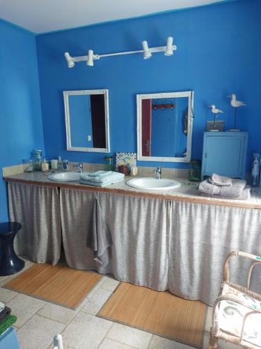 Baño azul con 2 lavabos y 2 espejos en Les Anniquins, en Ivoy-le-Pré