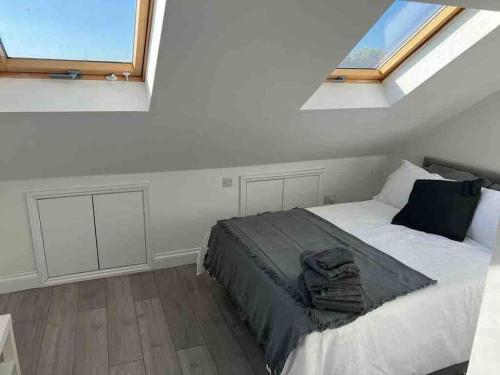 ein Schlafzimmer mit einem Bett in einem Zimmer mit einem Fenster in der Unterkunft 5 Bed, easy access to Stratford/Central London in London