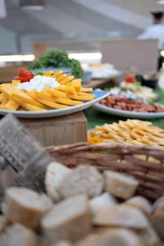 una mesa cubierta con platos de comida con queso y galletas saladas en Hotel AF Valle Orotava, en Puerto de la Cruz