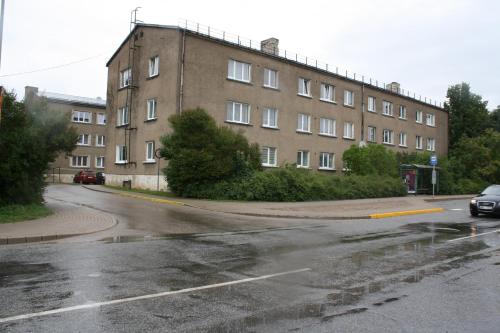 an empty street in front of a building at Mucenieku Apartamenti in Kuldīga
