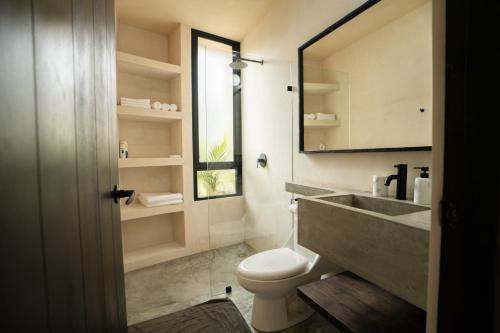 Ένα μπάνιο στο Tropical Bohemian Villa with 2 Pv Pools & Concierge