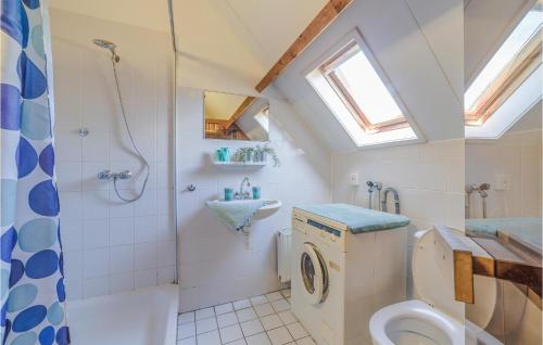 ein Bad mit einer Dusche, einem WC und einem Waschbecken in der Unterkunft Oesterbaai 8e2 in Wemeldinge