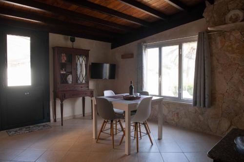 a dining room with a table and chairs at Elmani in Pozzallo