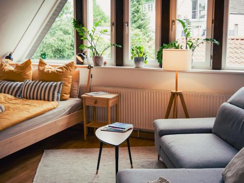 ein Wohnzimmer mit 2 Sofas und einem Tisch in der Unterkunft Gemütliche Oase in Detmolder City in Detmold